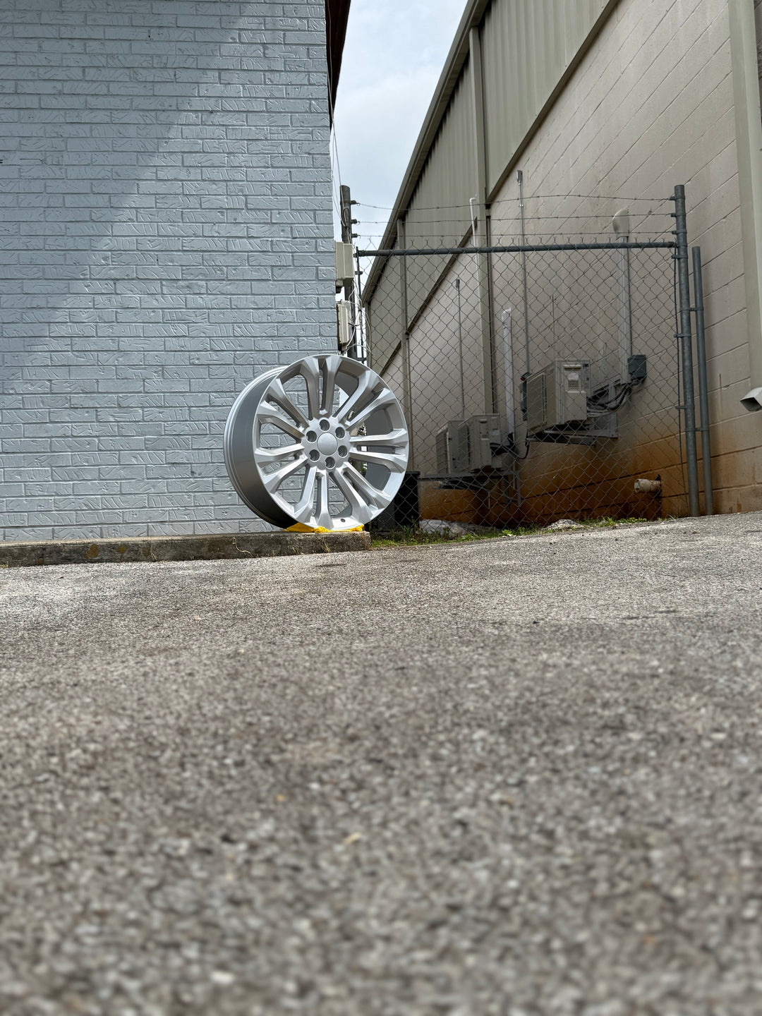 24" G08 Silver Reps, 6X139.7 6x5.5 FITS CADILLAC ESCALADE DENALI YUKON CHEVY SILVERADO TAHOE SUBURBAN INFINITY QX80 DODGE RAM 1500 JEEP WAGONEER NISSAN TITAN