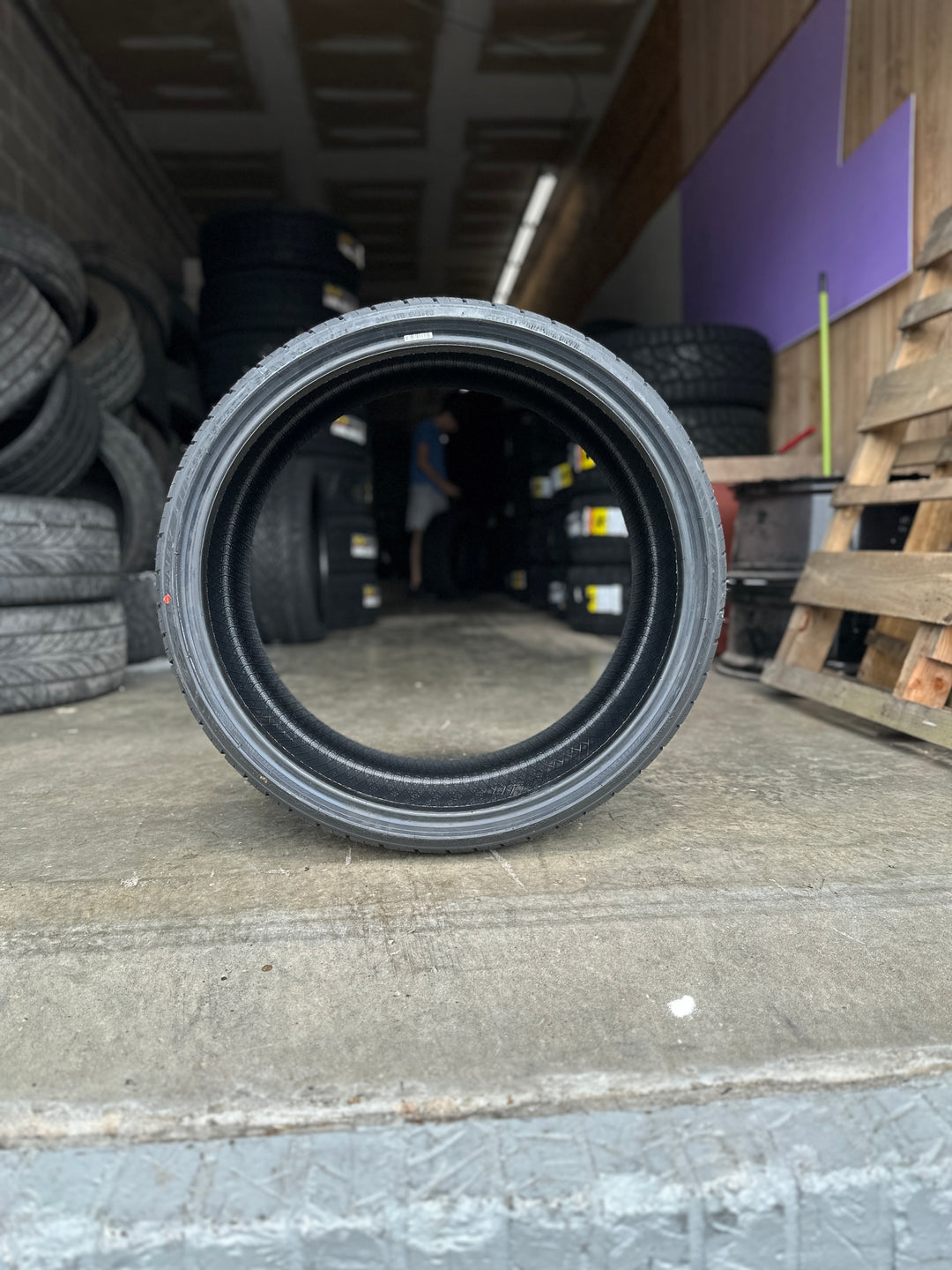 285/25ZR22 Lexani LX-Twenty