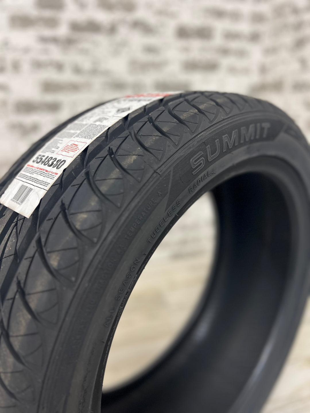 235/45R18 Summit Ultramax