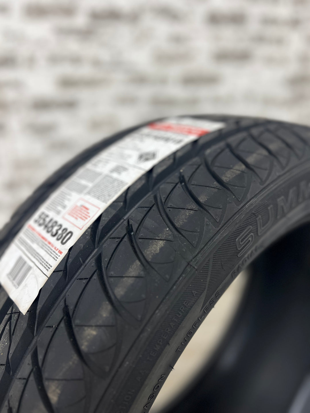 235/45R18 Summit Ultramax