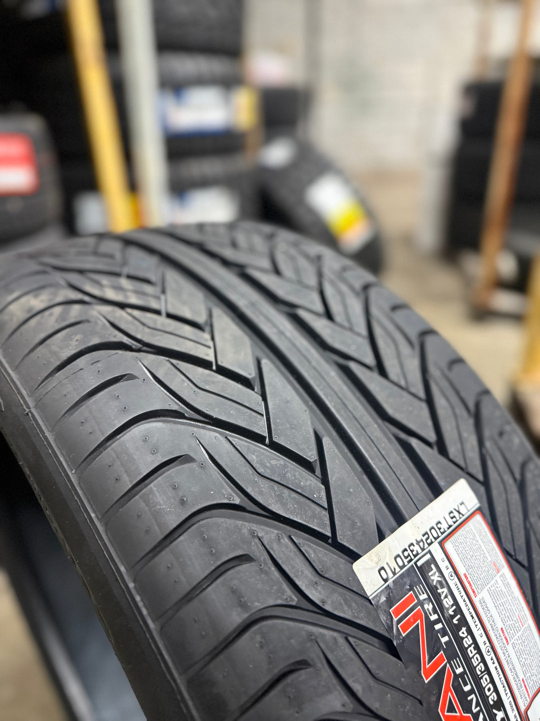 305/35R24 Lexani  LX-Thirty