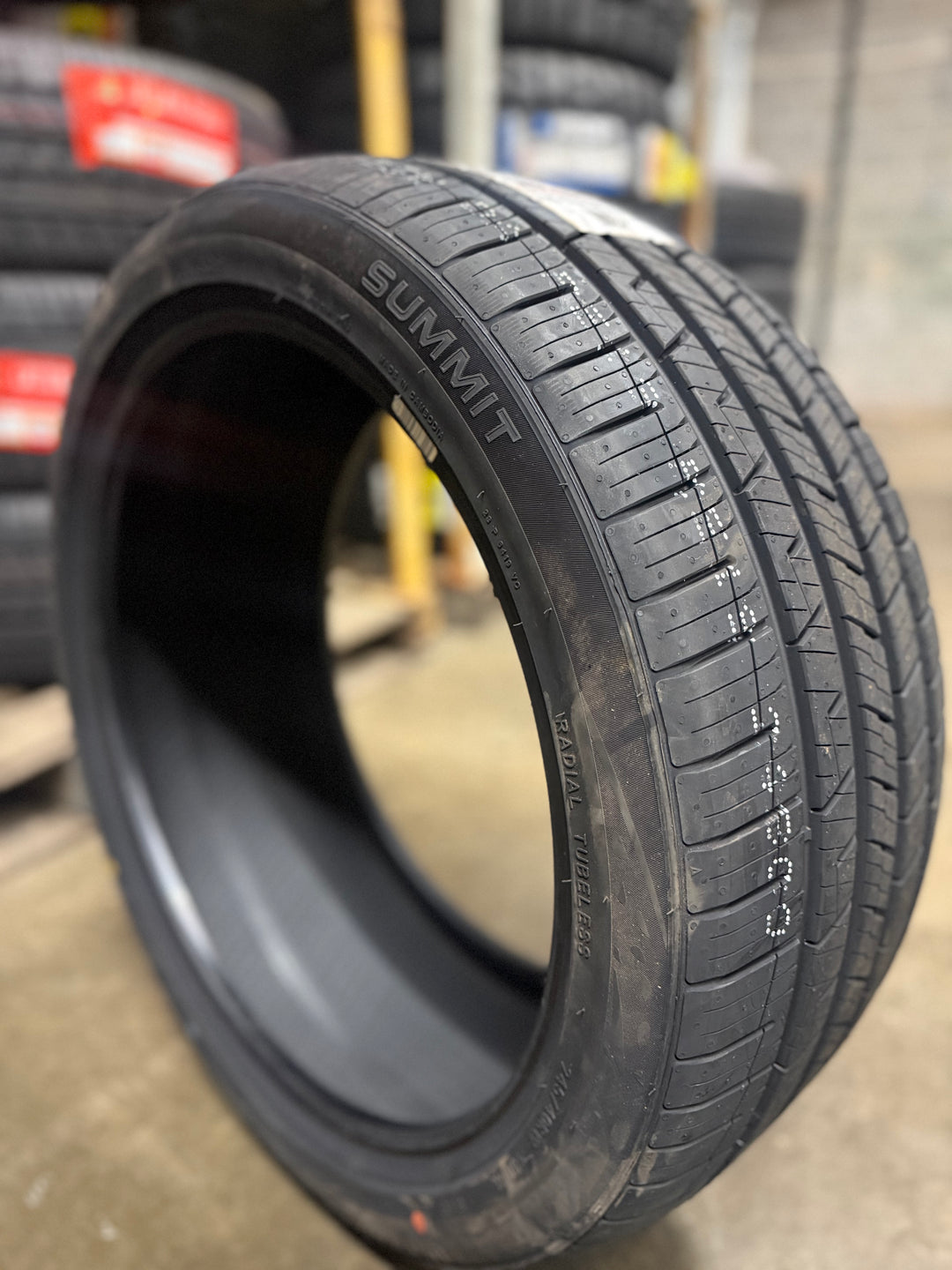 245/40R19 Summit UHP