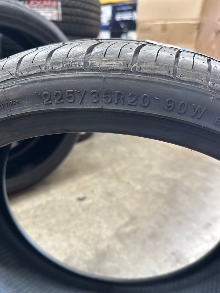 EVOLUX CAPRICORN UHP 225/35R20 XL