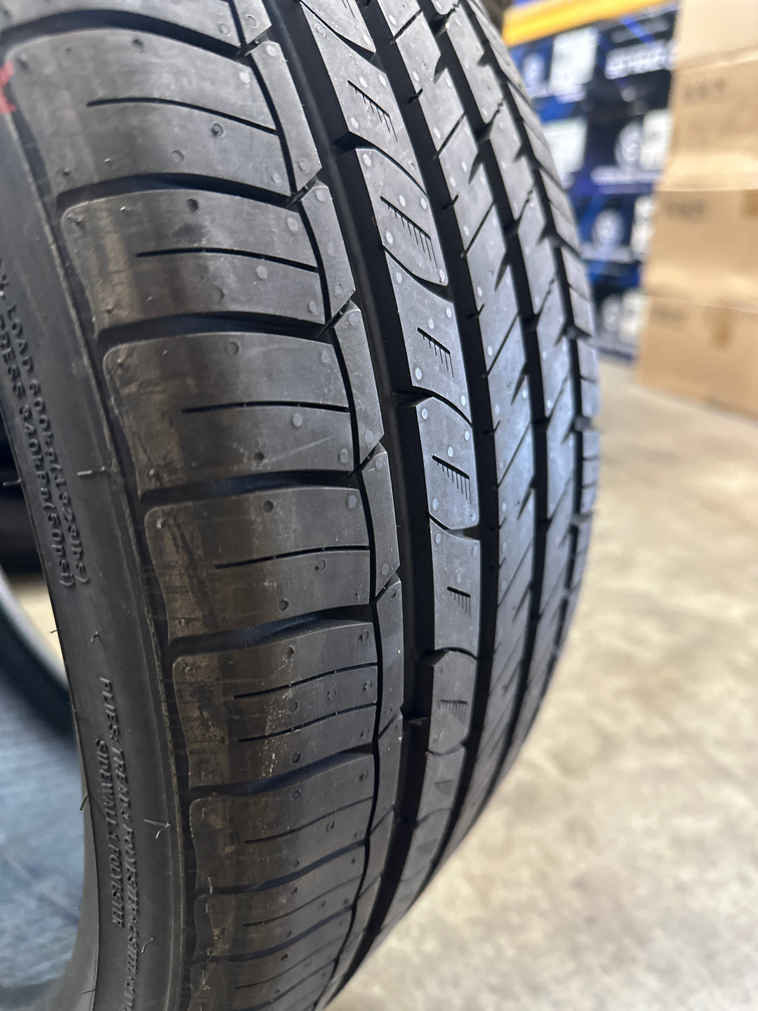 EVOLUX CAPRICORN UHP 225/35R20 XL