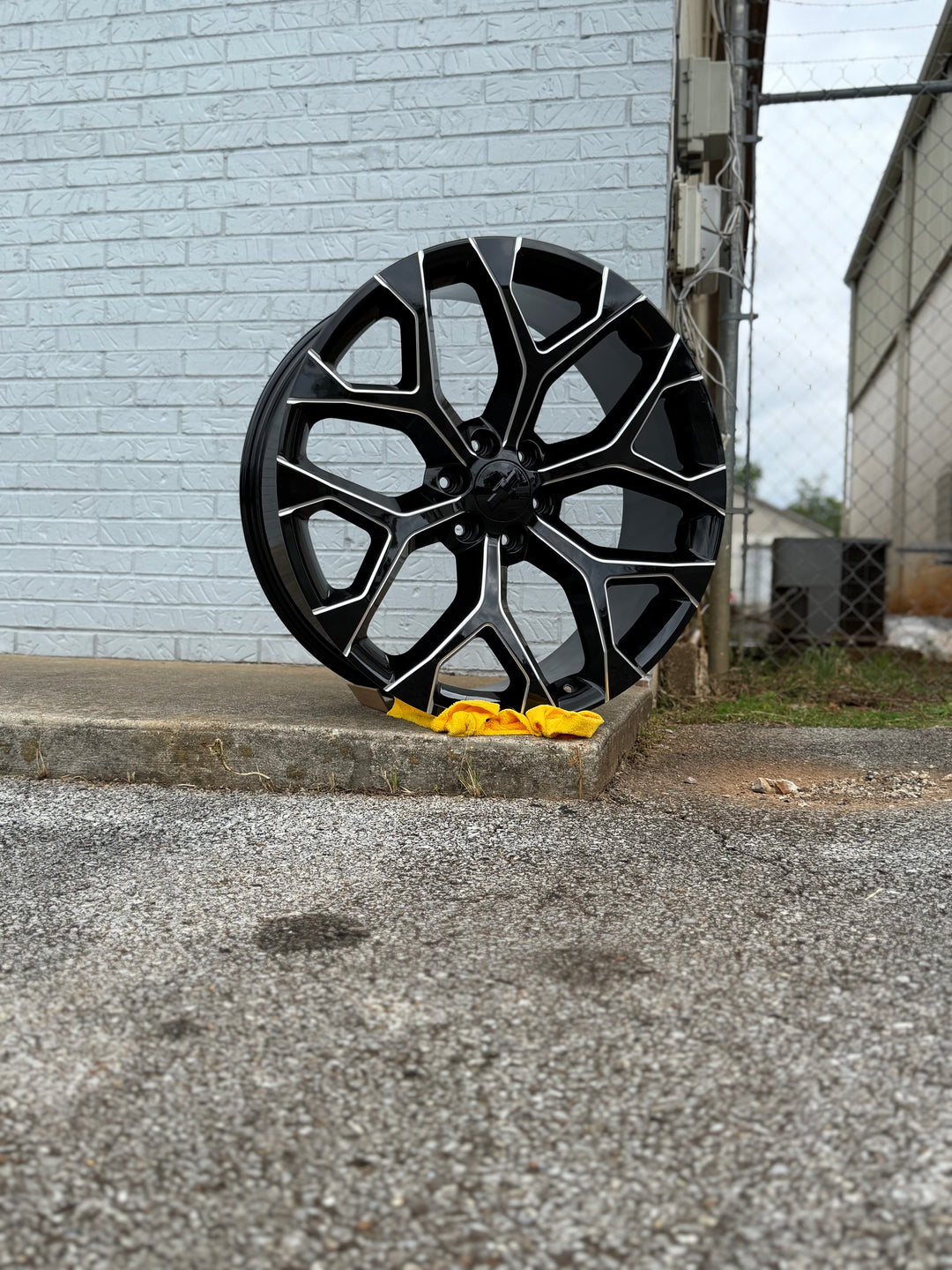 24” 26” 28" 30" Snowflake Reps GLOSS BLACK & MILLED ,GM09 6X139.7 6x5.5 FITS CADILLAC ESCALADE DENALI YUKON CHEVY SILVERADO TAHOE SUBURBAN INFINITY QX80 DODGE RAM 1500 JEEP WAGONEER NISSAN TITAN