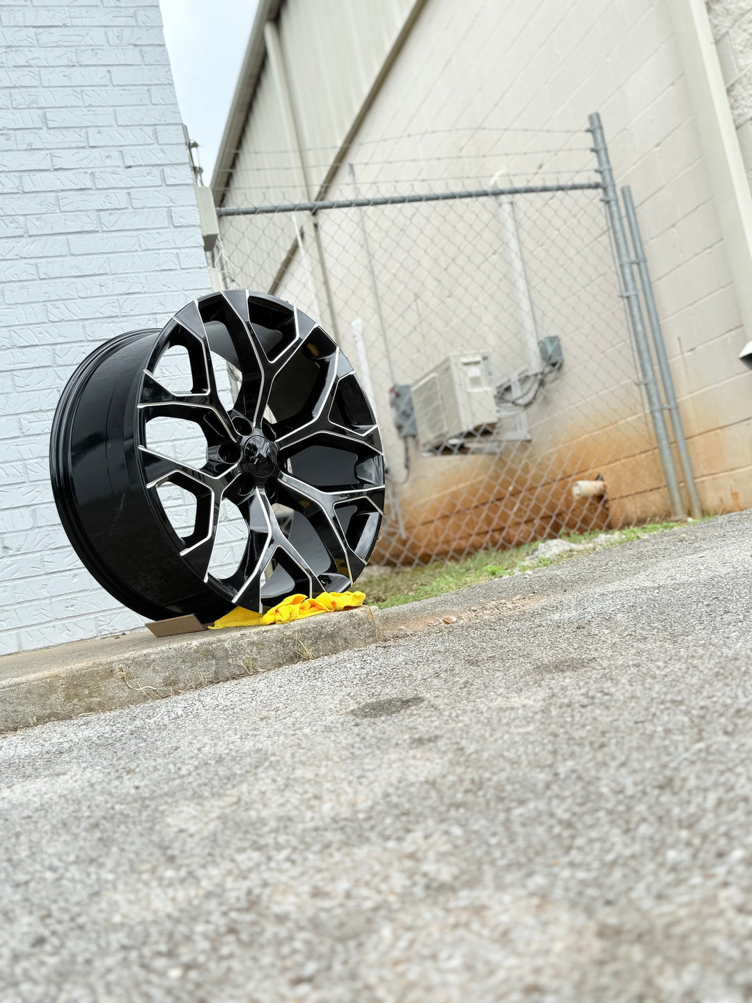 24” 26” 28" 30" Snowflake Reps GLOSS BLACK & MILLED ,GM09 6X139.7 6x5.5 FITS CADILLAC ESCALADE DENALI YUKON CHEVY SILVERADO TAHOE SUBURBAN INFINITY QX80 DODGE RAM 1500 JEEP WAGONEER NISSAN TITAN