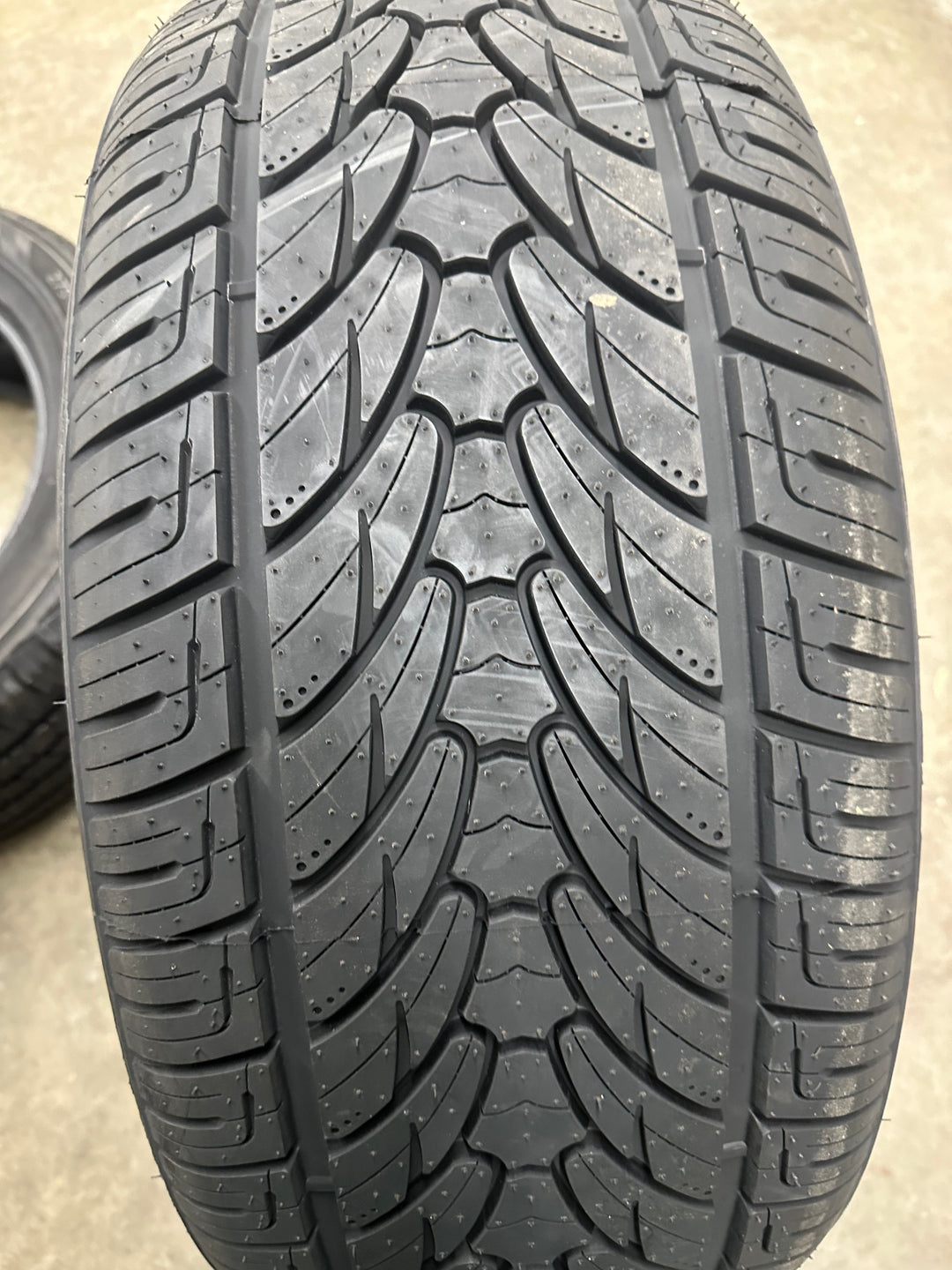 285/45R22 Lionhart LH10