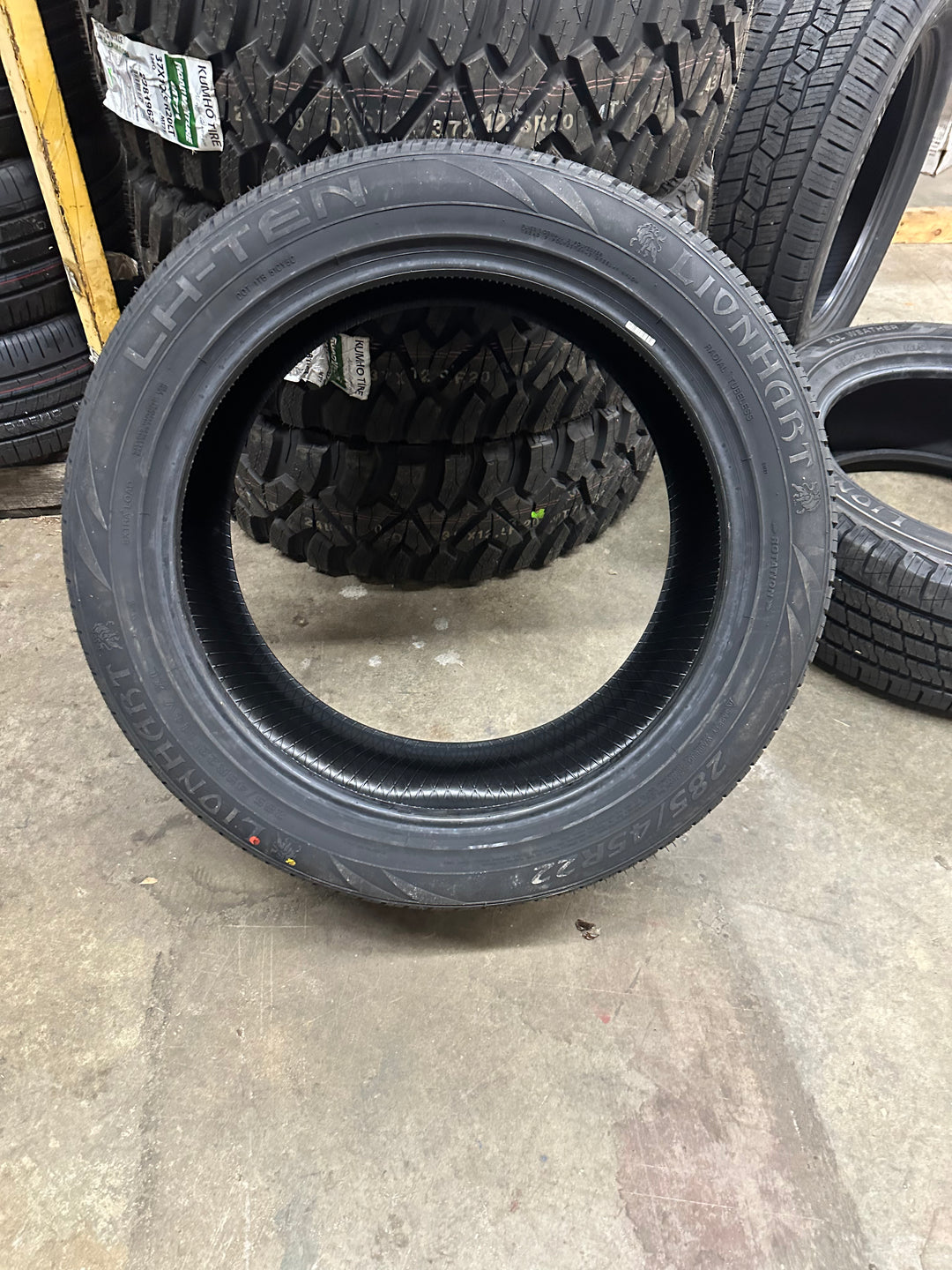 285/45R22 Lionhart LH10