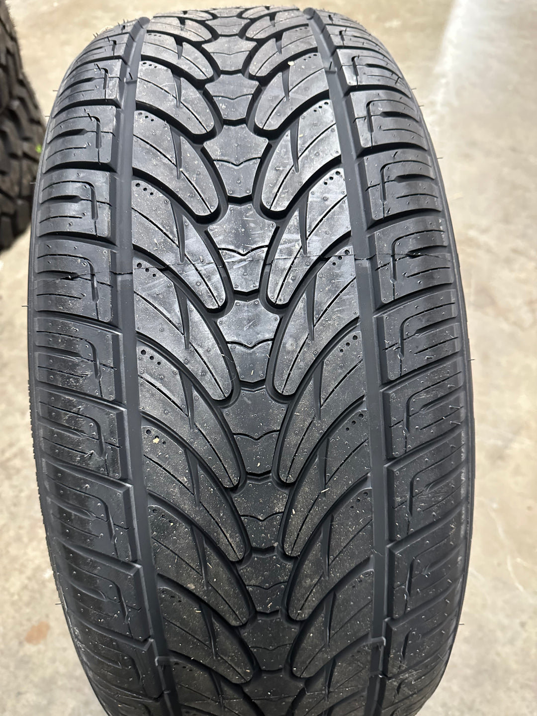 275/50R22 LionHart - LH-Ten