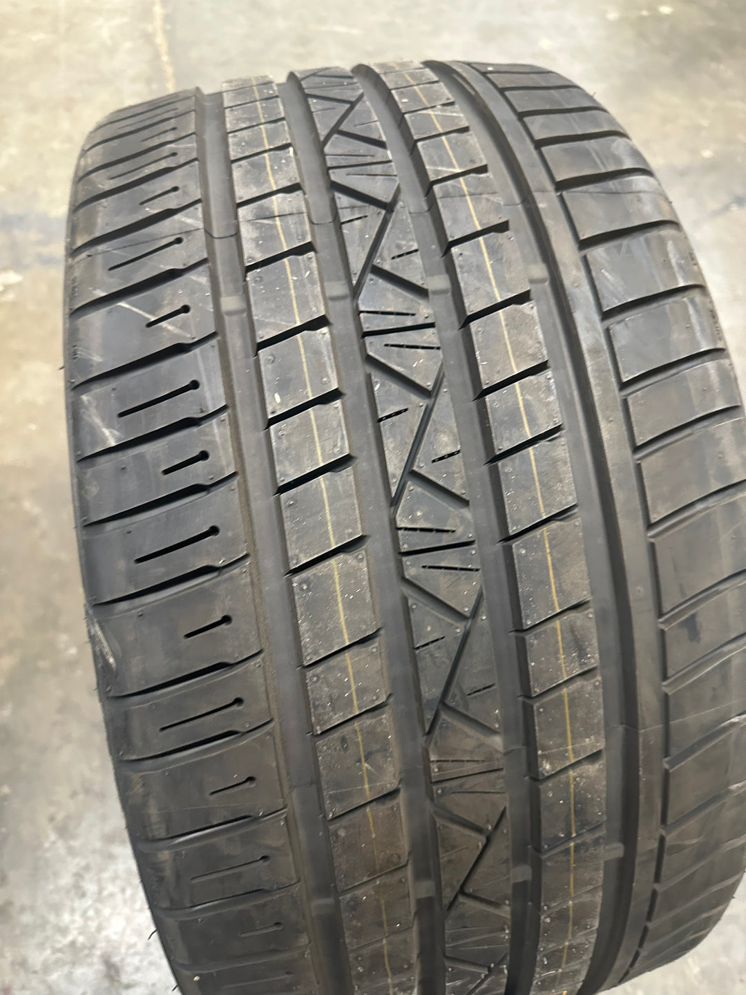 275/23ZR24 Lizetti LZ-ONE 93W XL